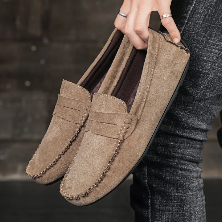 Stylish women's black tassel loafers, an elegant and versatile slip-on shoe for everyday comfort and fashion