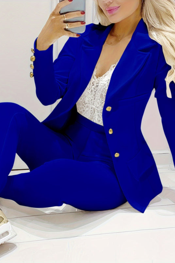 Elegant women's suit set: a chic blazer and matching pants. Ideal for modern office fashion.