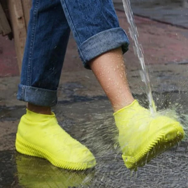 Foldable unisex waterproof non-slip silicone shoe covers, ideal for rain, mud, and outdoor footwear protection.