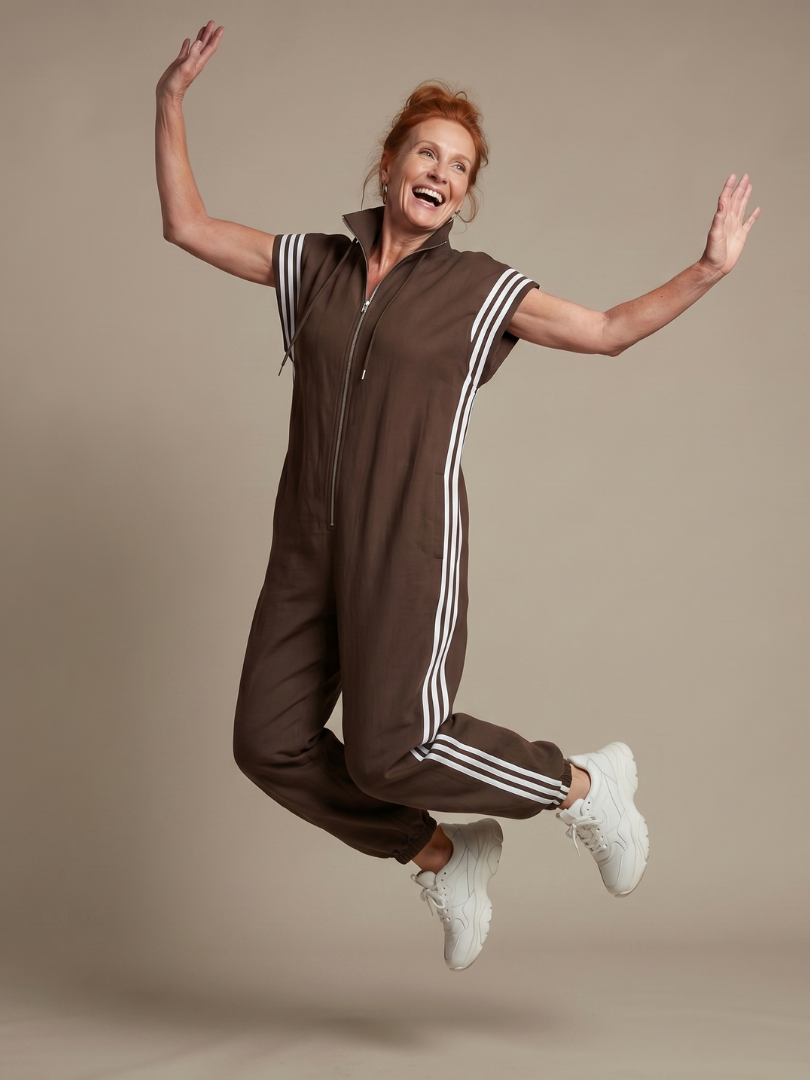 Sporty chic women's full-length jumpsuit, zip front, side stripe, ideal for everyday style.