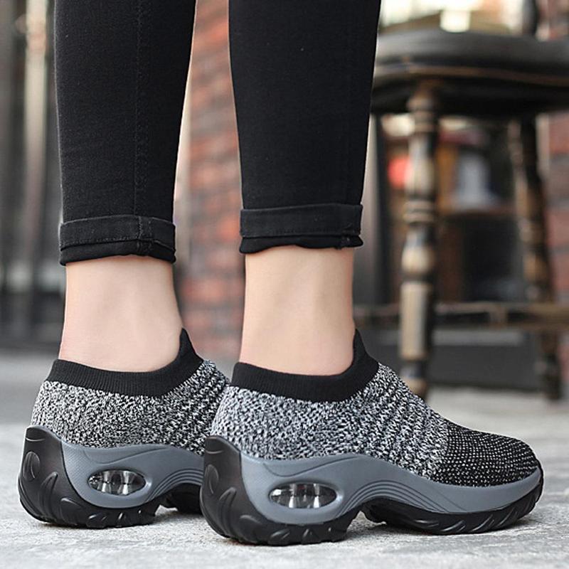 Detail shot of the air cushion insole of women's comfortable outdoor athletic sneakers.