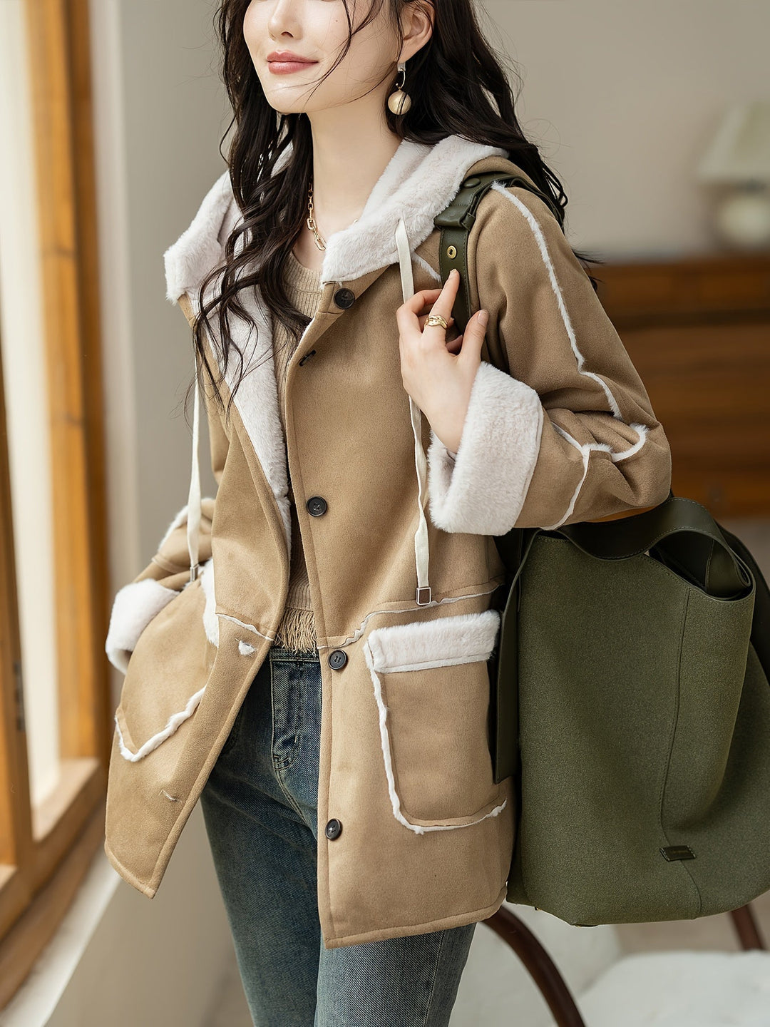 Women's spring/fall button jacket in khaki. Lightweight and stylish, perfect for casual everyday wear and transitional fashion.