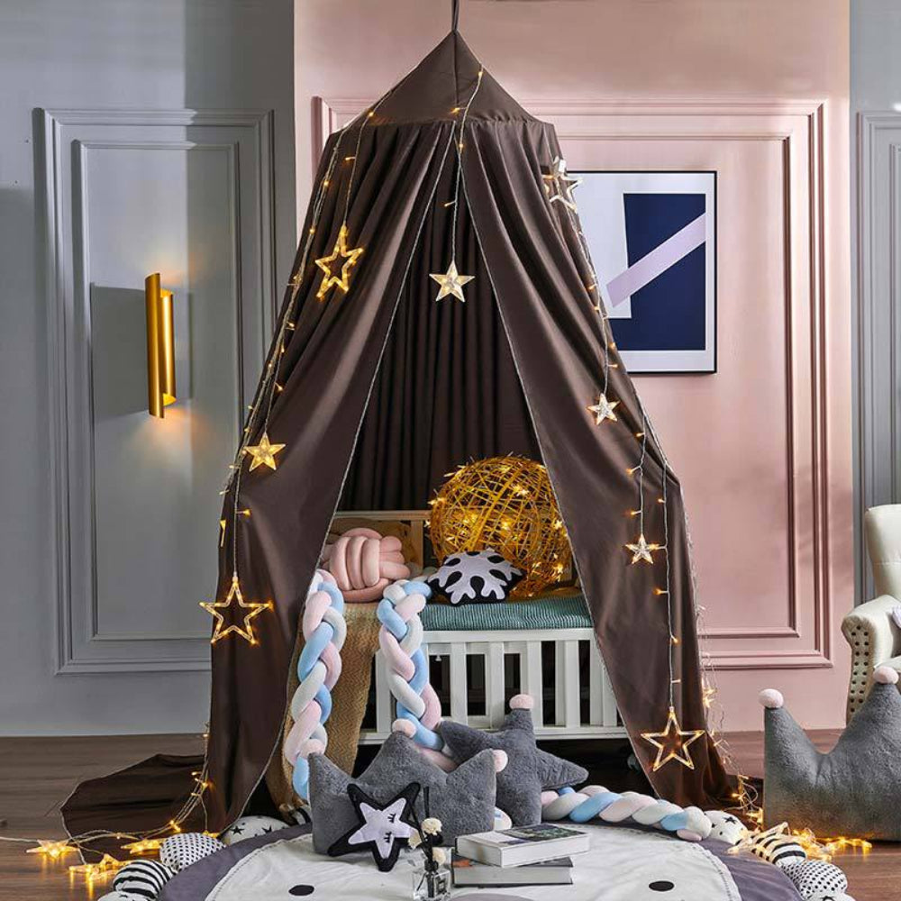 Gift for kids: a beautiful white canopy bed net, fostering magical play and comfortable sleep.