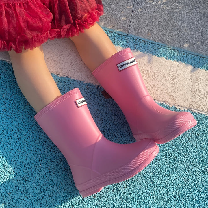 Durable waterproof children's rain boots, solid color wellies for splash-proof outdoor adventures.