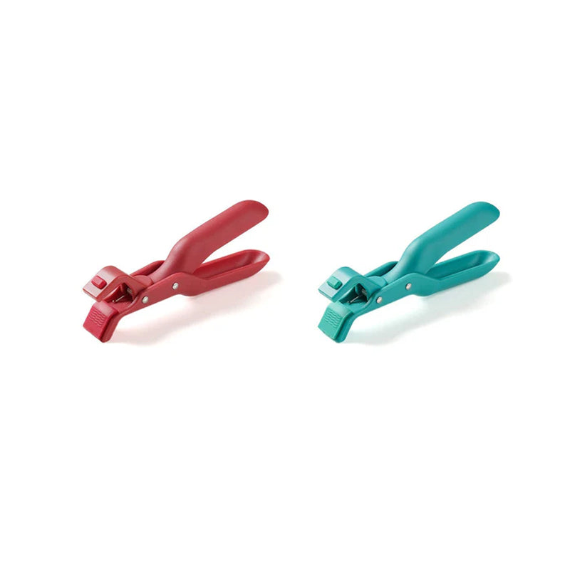 Packaging of a kitchen anti-scald bowl clip, highlighting its features for safe handling.