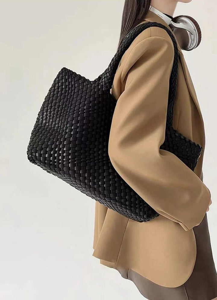 Chic & practical large woven tote bag, a versatile women's shoulder carryall.