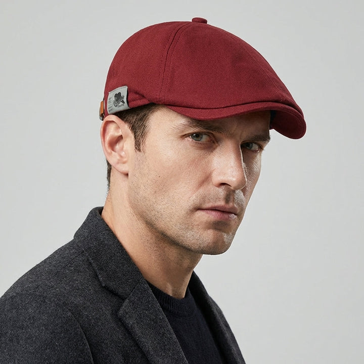 Men's adjustable beret in modern style, a versatile headwear choice for gentlemen.