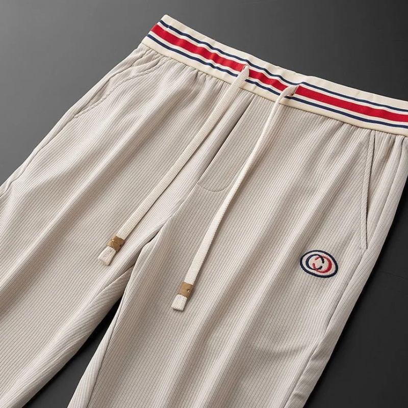Sporty men's jogger pants, ideal for gym or relaxation. Comfortable athletic bottoms in black.