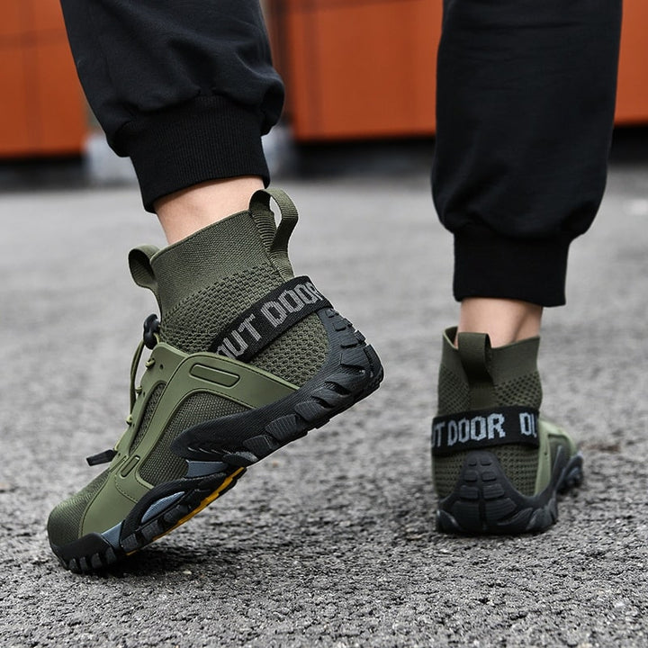 Comfortable men's barefoot shoes with non-slip sole, promoting natural foot movement and flexibility.