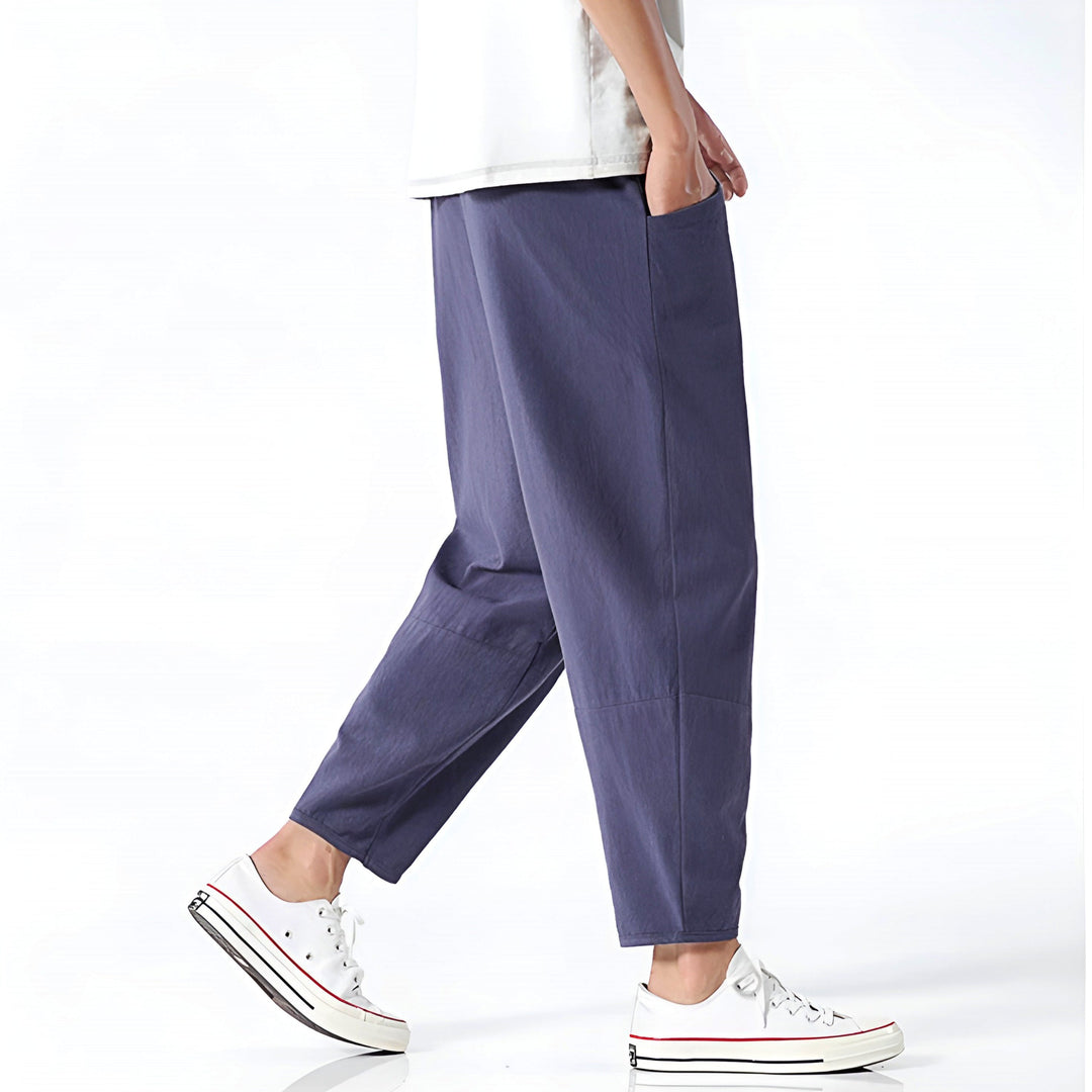 Comfortable men's cropped drawstring trousers, perfect for summer casual wear.