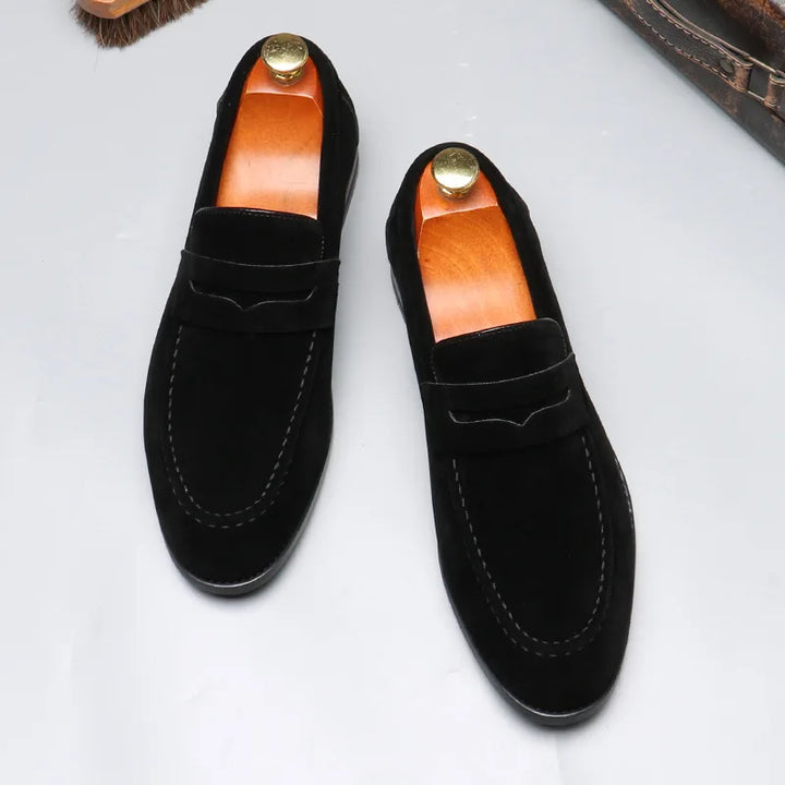Comfortable men's slip-on loafers, ideal for everyday casual wear and refined summer fashion.