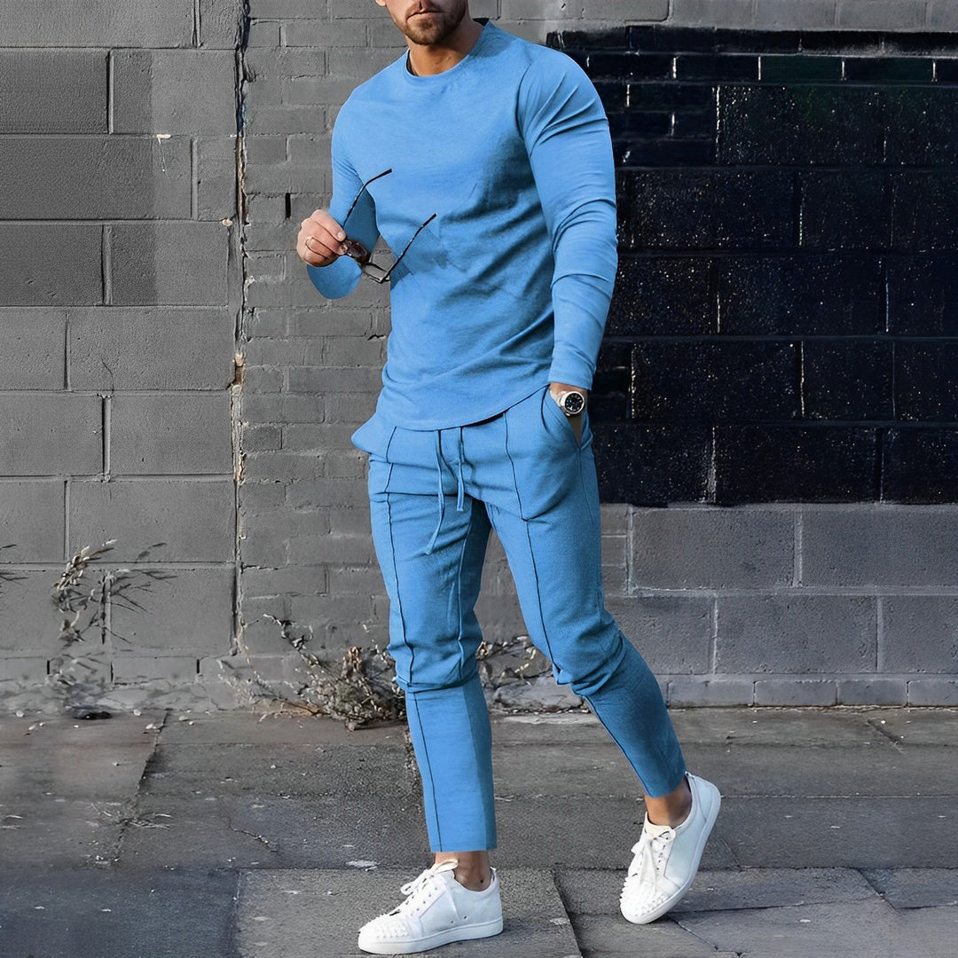 Comfortable men's two-piece set, perfect for casual wear or as loungewear.