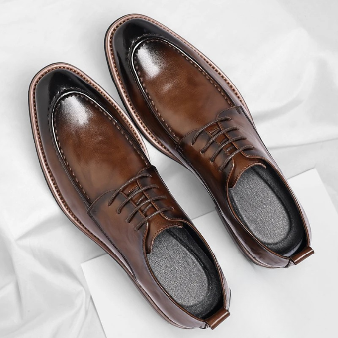Stylish men's oxford shoes, featuring a sophisticated burnished finish for a sharp formal look.