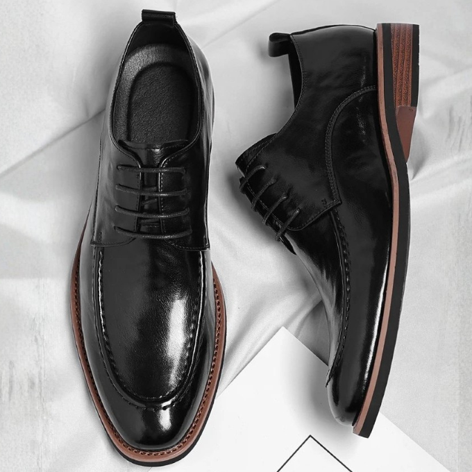 Sleek men's elegant oxford shoes, featuring a striking burnished finish, essential for formal fashion.