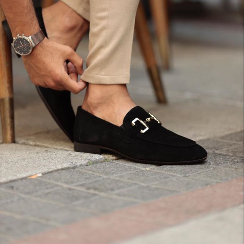 Classic men's leather slip-on loafers featuring a stylish horsebit, embodying timeless fashion.