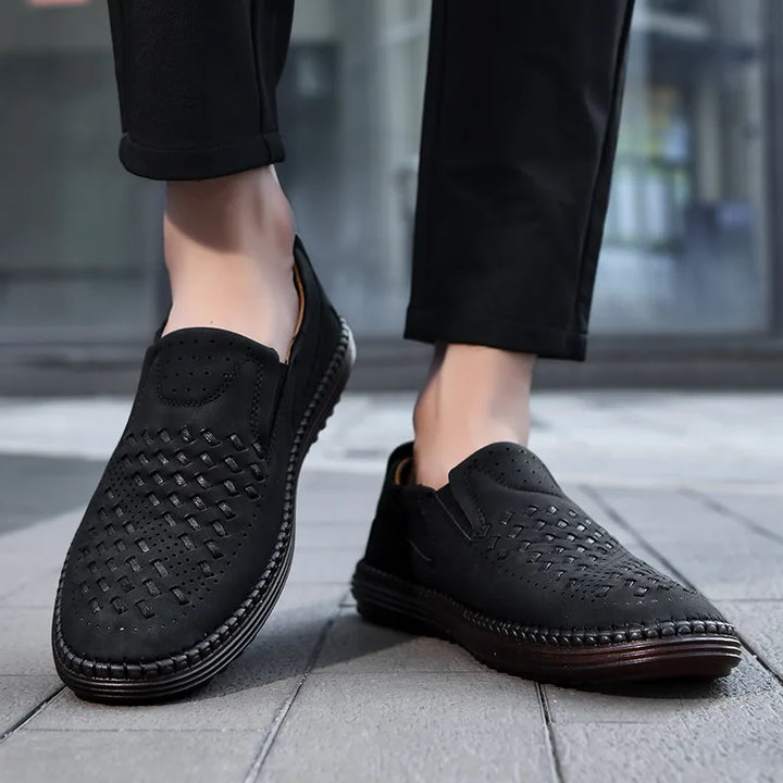 Versatile black men's loafers, classic slip-on style for both casual and formal occasions.