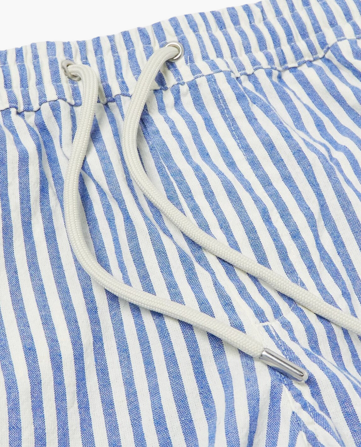 Classic men's striped shorts, a versatile summer fashion staple. Lightweight & breathable for daily comfort.