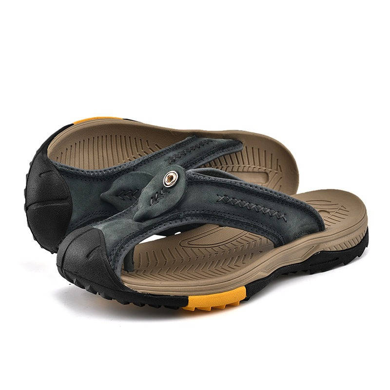 Summer-ready men's closed-toe water sandals. Non-slip, water-resistant for outdoor comfort and casual wear.