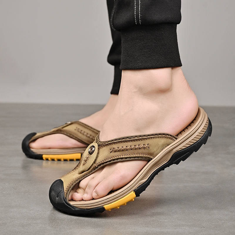 Men's outdoor closed-toe footwear. Non-slip, water-resistant sandals for summer comfort & beach activities.