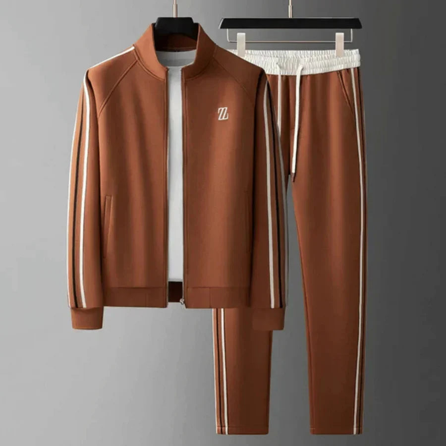 Men's casual two-piece tracksuit set, comfortable and stylish for relaxed everyday fashion.