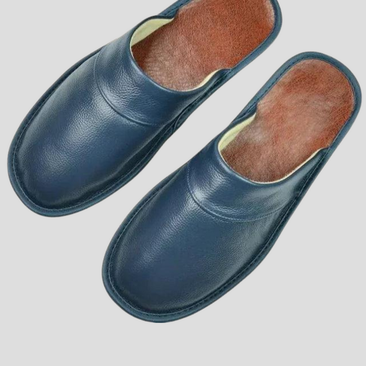 Easy slip-on men's house shoes, ideal for home comfort and casual loungewear.