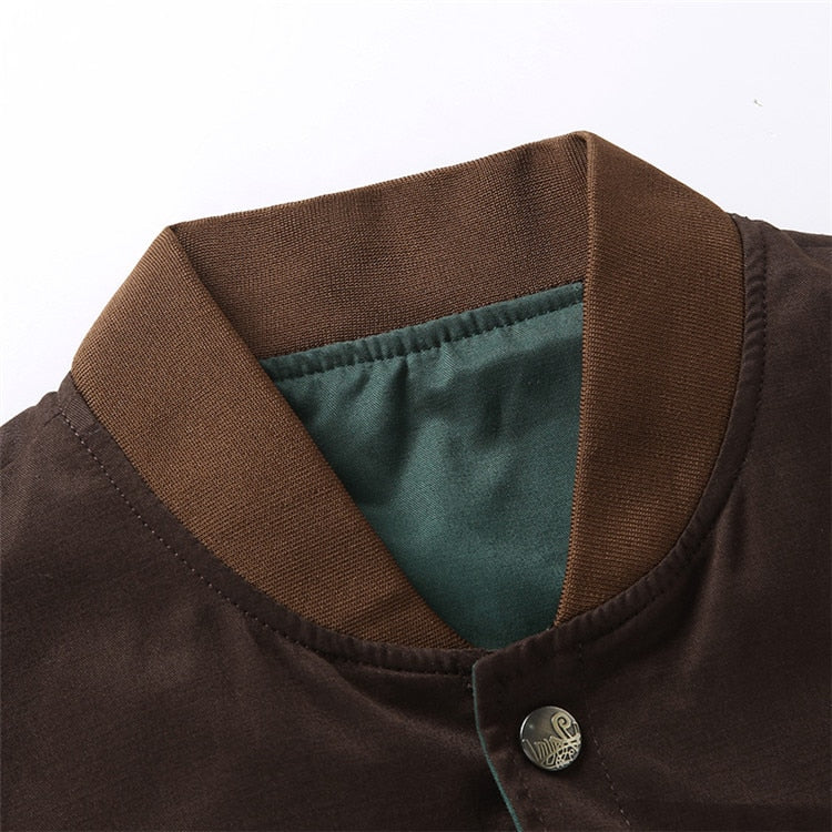 Men's fashion: green lightweight bomber jacket with vintage look, perfect for autumn casuals.