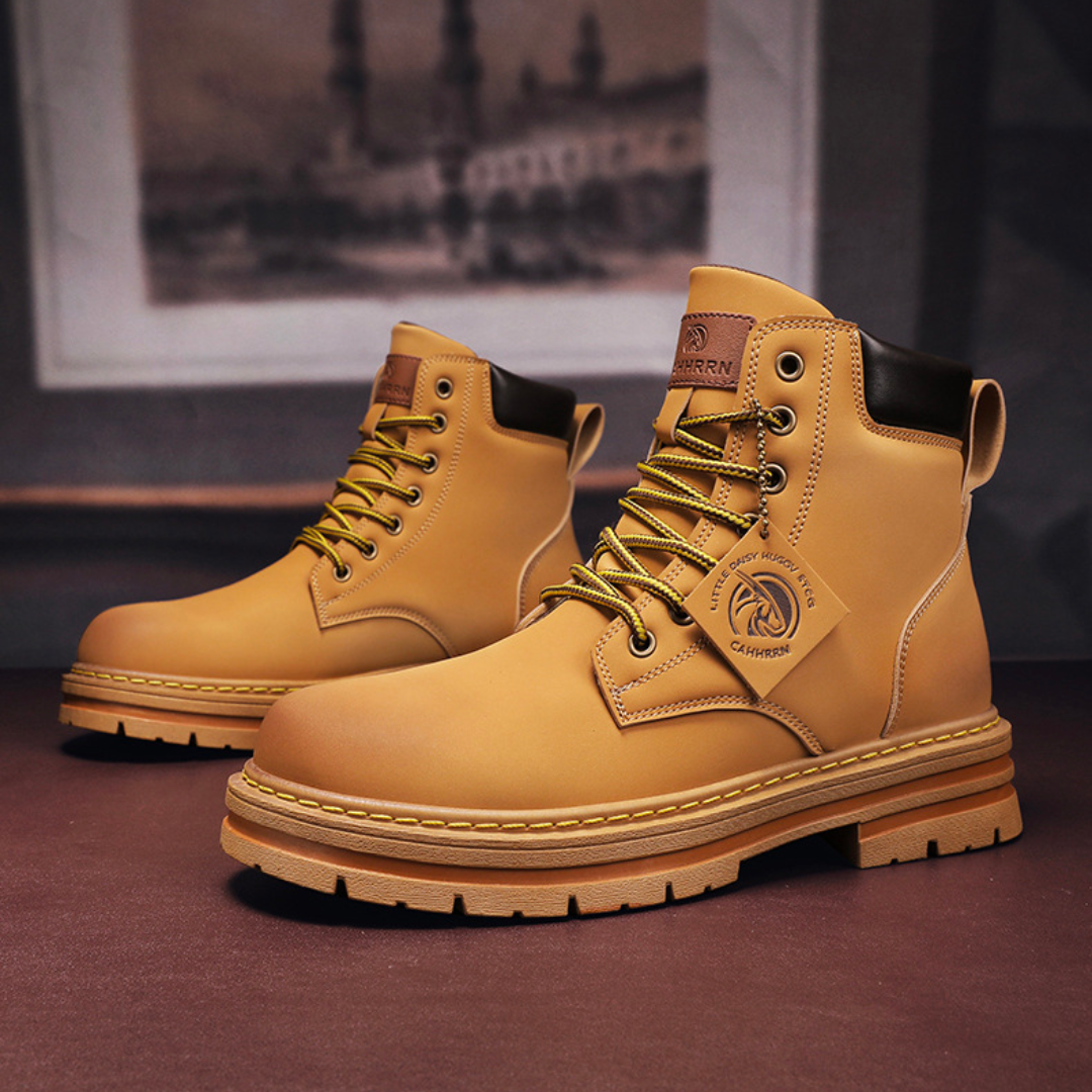Men's heavy duty lace-up ankle boots in dark leather, rugged sole, outdoor workwear fashion