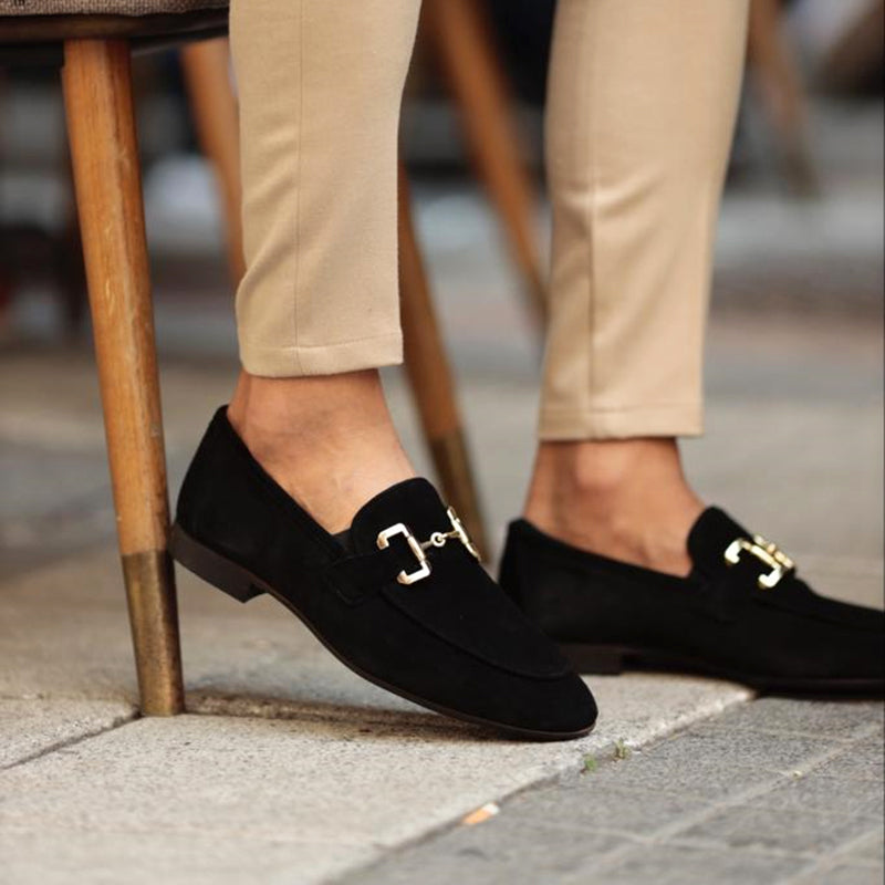 Stylish men's black leather horsebit loafers, ideal for a refined and elegant look in men's fashion.