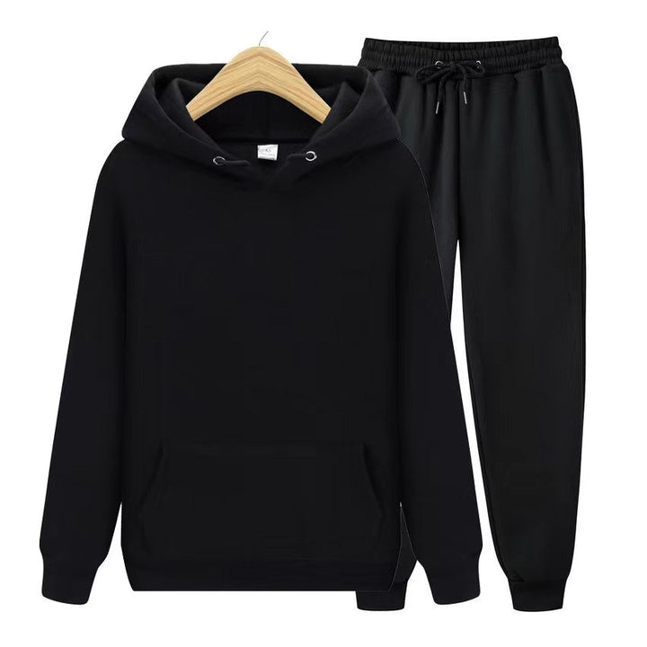 Durable men's insulated tracksuit. Essential outdoor clothing for staying warm and active in winter.