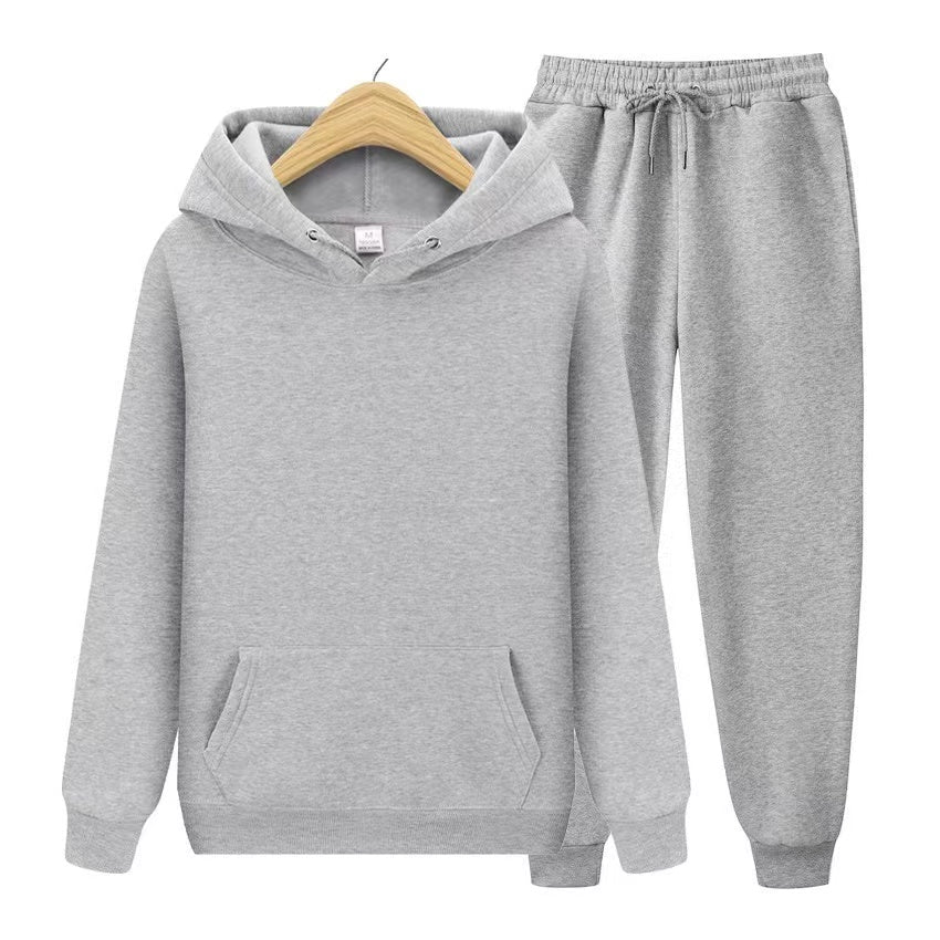 Men's cold weather activewear: Insulated tracksuit with moisture-wicking technology for optimal warmth.