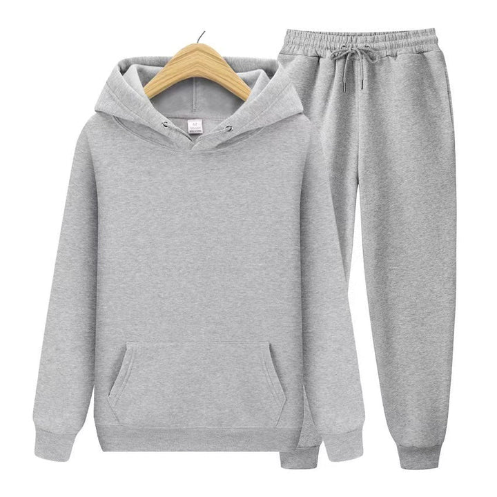 Men's cold weather activewear: Insulated tracksuit with moisture-wicking technology for optimal warmth.