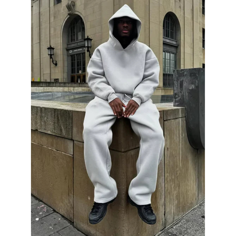 Casual men's hooded sweatsuit with matching joggers, ideal for relaxation and everyday wear