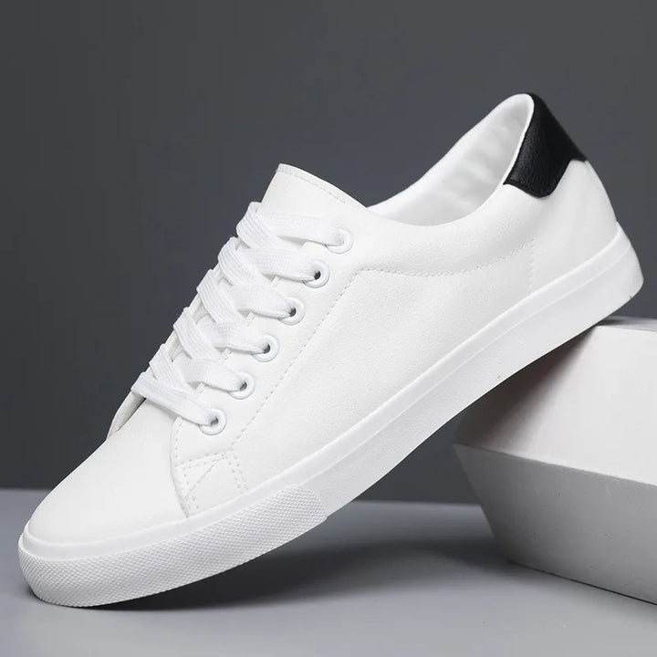 Classic men's lace-up low-top sneakers, a versatile and comfortable choice for everyday casual shoes.