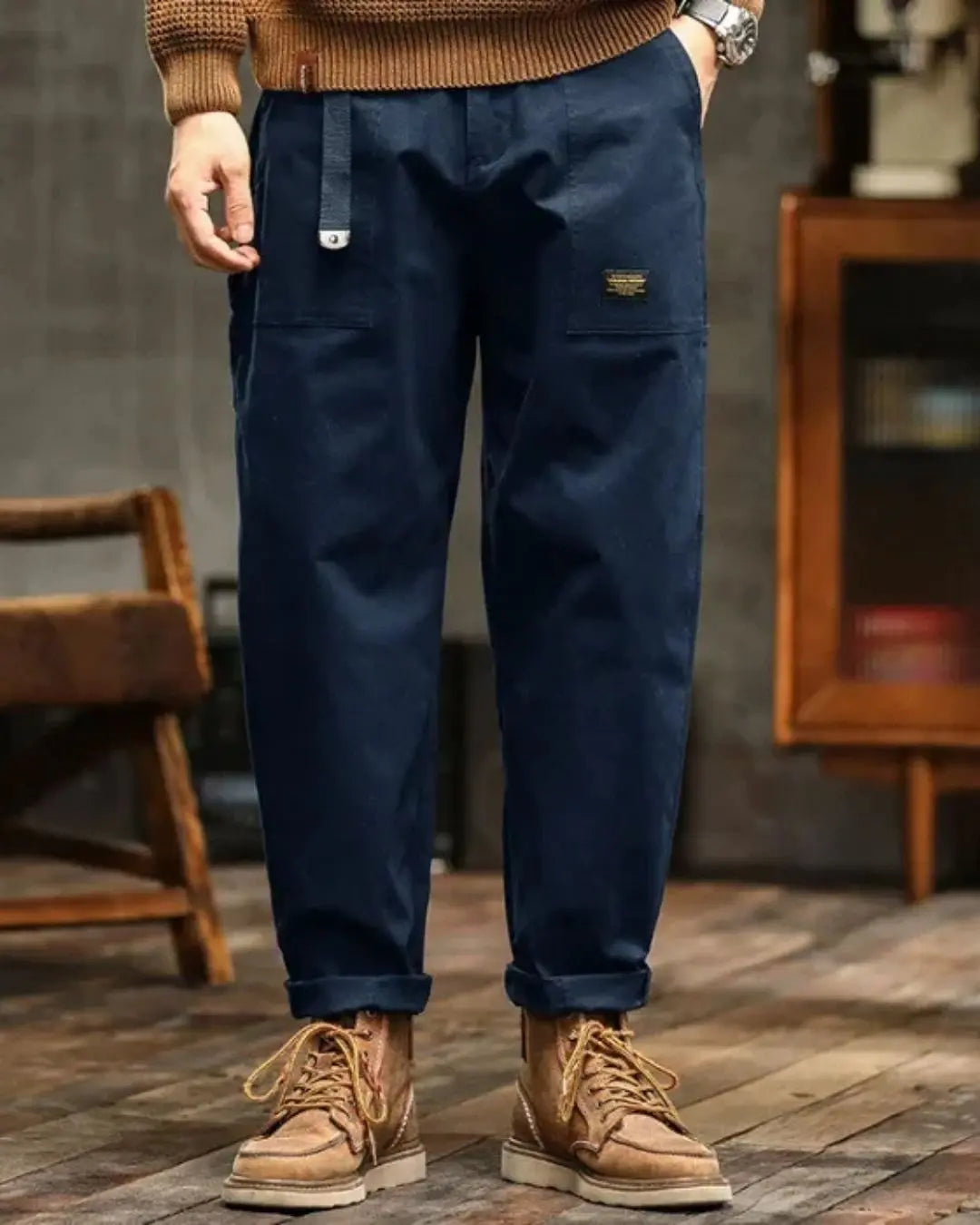 Comfortable men's casual cargo pants, relaxed fit, featuring practical multi-pockets for all essentials.