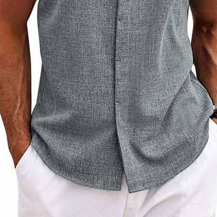 Casual men's sleeveless tank top with buttons, ideal for summer; comfortable and relaxed fit.