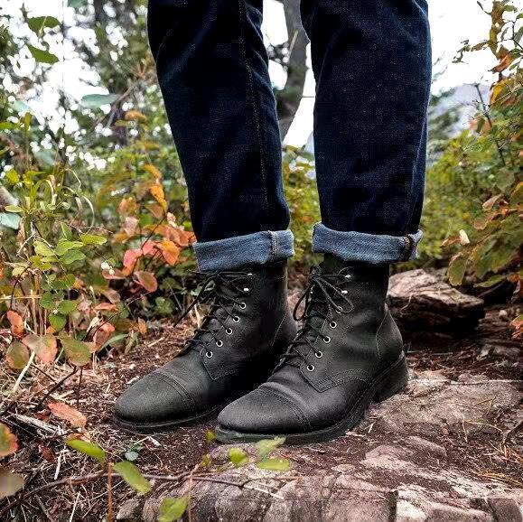 Comfortable men's retro lace-up boots, durable, waterproof & anti-slip sole for casual and outdoor adventures.