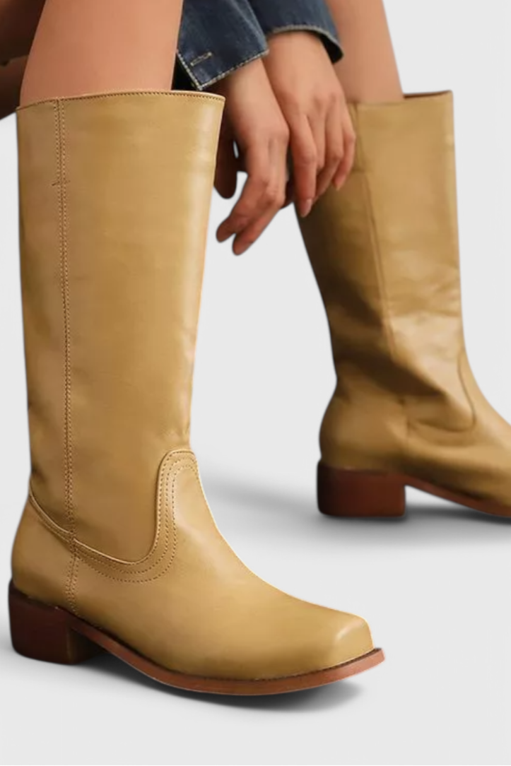 Detail of the collar on a men's camel winter coat, perfect for cold weather fashion.