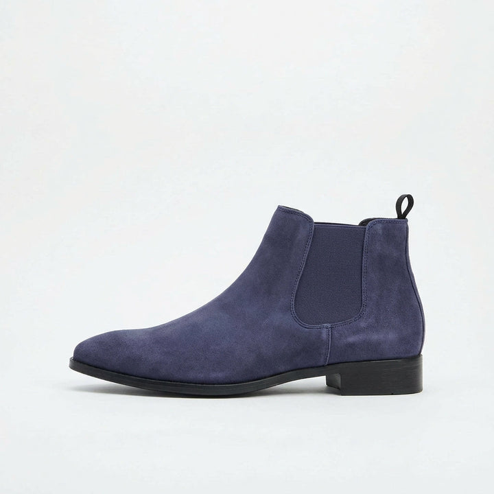 Elevate your style with trending men's Stratton Chelsea boots, essential fashionable footwear.