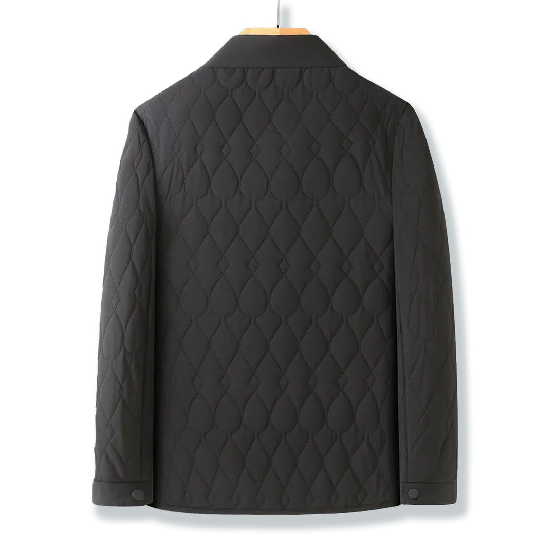 Comfortable men's quilted button-down jacket in a versatile design, perfect for cool weather.