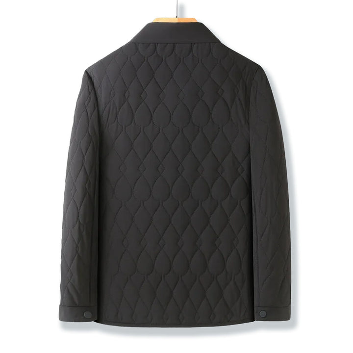 Comfortable men's quilted button-down jacket in a versatile design, perfect for cool weather.