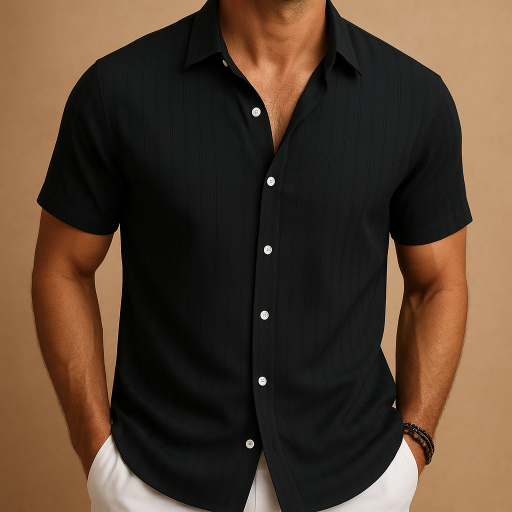 Stylish men's short-sleeve shirt. Versatile for casual, smart casual, and summer occasions.