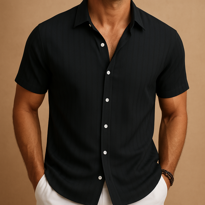 Stylish men's short-sleeve shirt. Versatile for casual, smart casual, and summer occasions.