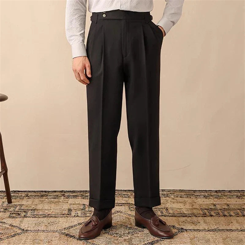 Versatile men's fashion trousers: high-waisted, tailored fit, and side buckle. Suitable for various looks.