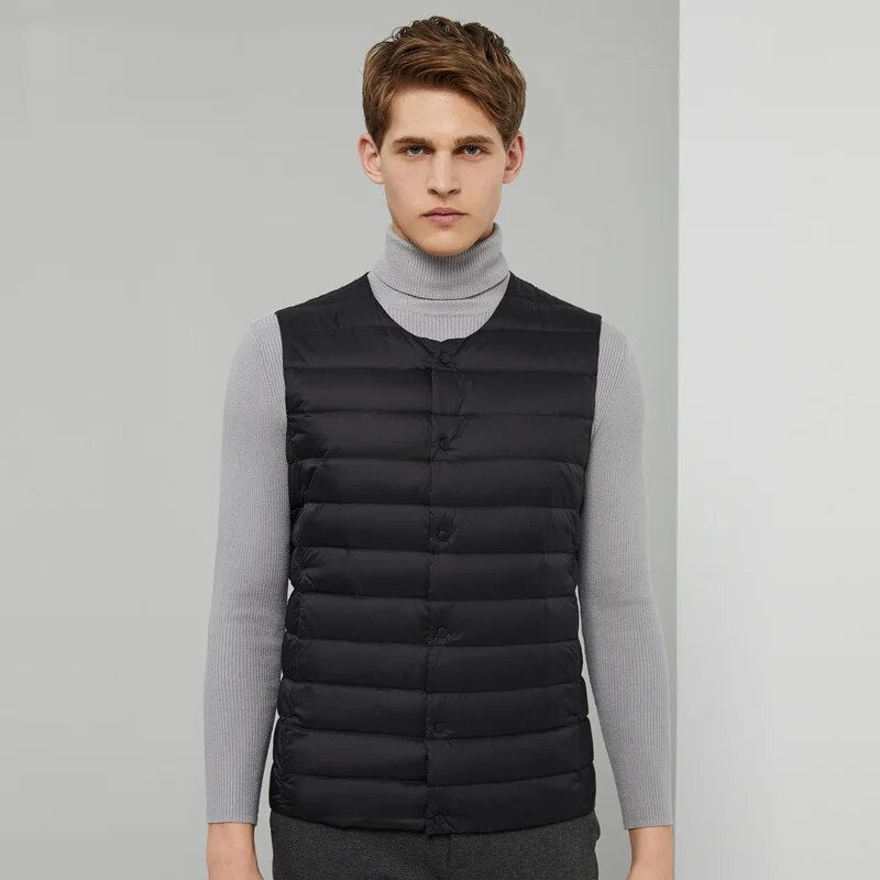 Compact men's sleeveless jacket, ideal for easy packing and all-season layering outerwear. Ultralight vest.