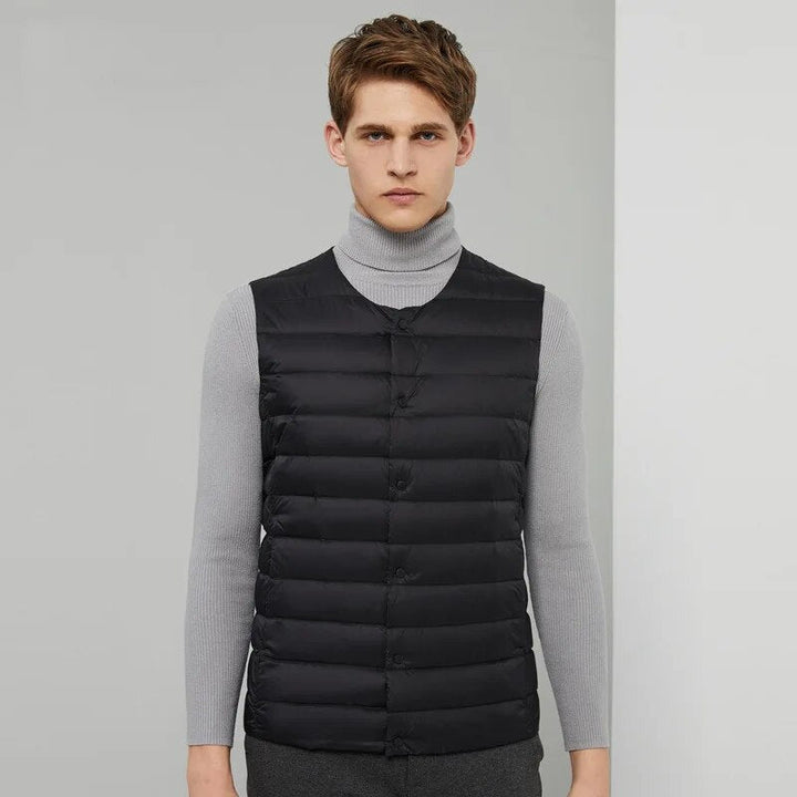 Compact men's sleeveless jacket, ideal for easy packing and all-season layering outerwear. Ultralight vest.
