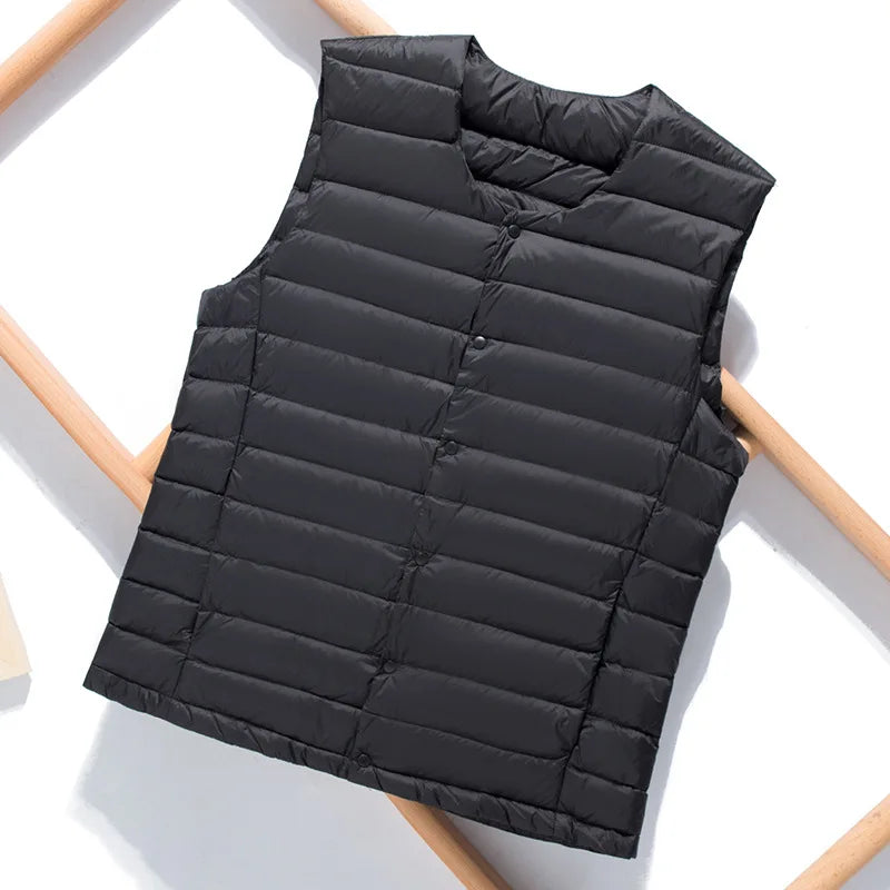 Lightweight men's outdoor vest, perfect for active wear, providing core warmth and freedom of movement. Gilet.
