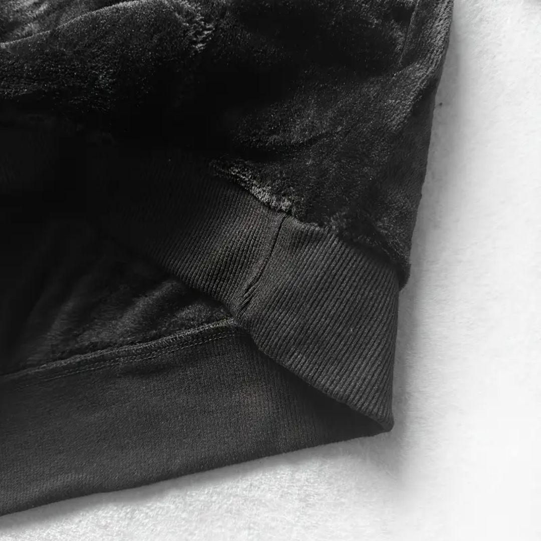 Casual men's plush-lined sweatshirt in black, a warm and comfortable choice for cool seasons.