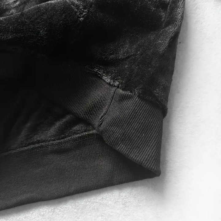 Casual men's plush-lined sweatshirt in black, a warm and comfortable choice for cool seasons.