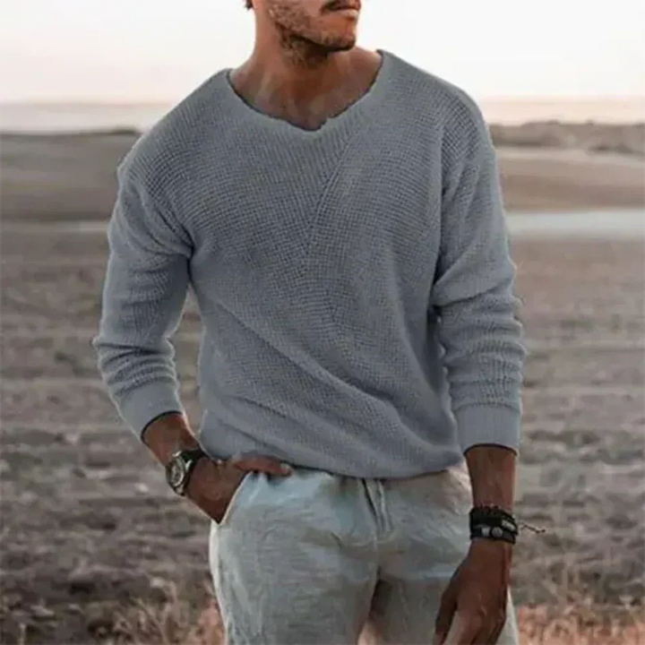 Men's versatile long-sleeve knitted jumper, ideal for winter fashion and casual warmth.