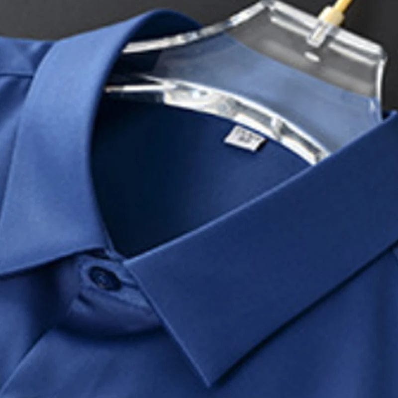 Iron-free men's business shirt, modern slim fit design. Ideal for office wear and professional look.